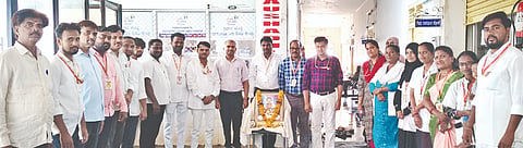 ಚಿಟಗುಪ್ಪದ ಸಮುದಾಯ ಆರೋಗ್ಯ ಕೇಂದ್ರದಲ್ಲಿ ಬುಧವಾರ ಶಿವಶರಣ ಹಡಪದ ಅಪ್ಪಣ್ಣ ಜಯಂತಿ ಆಚರಿಸಲಾಯಿತು. ವೈದ್ಯಾಧಿಕಾರಿ ಡಾ.ವಿಜಯ ಹಿರಾಸ್ಕರ್​, ಡಾ.ನಾಗೇಶ, ಡಾ.ಶಿಲ್ಪರಾಣಿ, ಡಾ.ಪ್ರೀತಿ ವಾಲಿ, ಡಾ.ನಜೀಮಾ ಪಟೇಲ್​, ಗೀತಾ ತುಳಾಜೆ, ಪ್ರಭು ಮುದ್ನಾಳಕರ್​ ಇತರರಿದ್ದರು.
