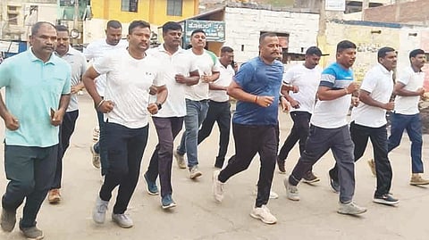 ಹೂವಿನಹಡಗಲಿಯಲ್ಲಿ ಅಂತಾರಾಷ್ಟ್ರೀಯ ಮಾದಕ ವ್ಯಸನ ವಿರೋಧಿ ದಿನದ ನಿಮಿತ್ತ ಪೊಲೀಸ್ ಇಲಾಖೆಯಿಂದ ಮ್ಯಾರಥಾನ್ ನಡೆಯಿತು. ಸಿಪಿಐ ಮಲ್ಲಪ್ಪ ಹೂಗಾರ, ಪಿಎಸ್‌ಐಗಳಾದ ಮಣಿಕಂಠ, ಜೆ.ಕೆ.ಅಬ್ಬಾಸ್, ಅಶೋಕ ಬೇವೂರು ಇತರರಿದ್ದರು.