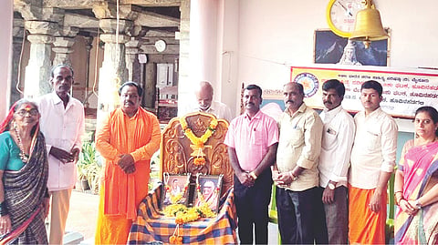 ಹೂವಿನಹಡಗಲಿಯ ಶಾಖಾ ಗವಿಮಠದಲ್ಲಿ ತಾಲೂಕು ಶರಣ ಸಾಹಿತ್ಯ ಪರಿಷತ್ ಸಂಸ್ಥಾಪನಾ ದಿನ ಆಚರಿಸಲಾಯಿತು. ಪ್ರಾಧ್ಯಾಪಕ ಡಾ.ಮಂಜುನಾಥ ಹಾಲಸ್ವಾಮಿ, ಕದಳಿ ವೇದಿಕೆ ತಾಲೂಕು ಅಧ್ಯಕ್ಷೆ ಡಾ.ಶೈಲಜಾ ಪವಾಡಶೆಟ್ರ, ಶಸಾಪ ತಾಲೂಕು ಅಧ್ಯಕ್ಷ ಟಿ.ಎಂ.ನಾಗಭೂಷಣ, ಯುವ ಘಟಕದ ಅಧ್ಯಕ್ಷ ಎಂ.ದಯಾನಂದ ಇತರರಿದ್ದರು.