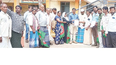 ಕಾಯಕಬಂಧುಗಳಿಗೆ ಸಂಭಾವನೆ ನೀಡುವುದು ಸೇರಿದಂತೆ ನಾನಾ ಬೇಡಿಕೆಗಳ ಈಡೇರಿಕೆಗೆ ಆಗ್ರಹಿಸಿ ಹೂವಿನಹಡಗಲಿಯಲ್ಲಿ ತಾಪಂ ಇಒ ಪರಮೇಶ್ವರಗೆ ಗ್ರಾಮೀಣ ಕೂಲಿ ಕಾರ್ಮಿಕರ ಸಂಘದಿಂದ ಮನವಿ ಸಲ್ಲಿಸಲಾಯಿತು. ಸದಸ್ಯರಾದ ಬಿ.ಶಬ್ಬೀರ್ ಬಾಷಾ, ಬಿ.ವೀರಣ್ಣ, ಗೋಣೆಪ್ಪ, ಮಹಾಬಲೇಶ, ಎಚ್.ಮಂಜಪ್ಪ, ಎಂ.ನೀಲಪ್ಪ, ಶೈನಾಜ್ ಇತರರಿದ್ದರು.