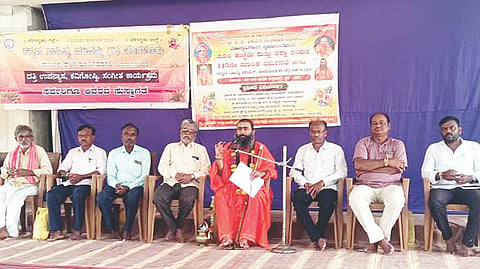 ಹೂವಿನಹಡಗಲಿ ತಾಲೂಕಿನ ಪುರ ಗ್ರಾಮದಲ್ಲಿ ಆಯೋಜಿಸಿದ್ದ ದತ್ತಿ ಉಪನ್ಯಾಸ ಕಾರ್ಯಕ್ರಮದಲ್ಲಿ ಶ್ರೀ ಮಠದ ಸಿದ್ಧವೀರ ಶಿವಾಚಾರ್ಯರು ಮಾತನಾಡಿದರು. ಕಸಾಪ ತಾಲೂಕು ಅಧ್ಯಕ್ಷ ಟಿ.ವೀರೇಂದ್ರ ಪಾಟೀಲ್, ಶಿಕ್ಷಕ ಆರ್.ಬಿ. ನಾಗರಾಜ, ಪ್ರಮುಖರಾದ  ಕಮಲಾ ರುದ್ರಪ್ಪ, ಕಾಗನೂರು ವೀರಣ್ಣ ಇತರರಿದ್ದರು.