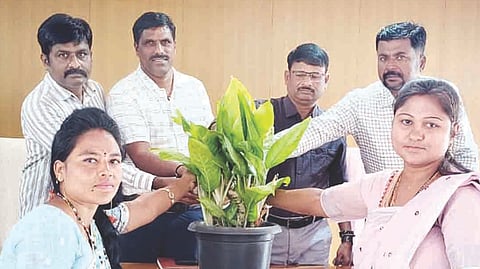 ಹೂವಿನಹಡಗಲಿ ತಾಪಂ ಸಭಾಂಗಣದಲ್ಲಿ ಹಮ್ಮಿಕೊಂಡಿದ್ದ ವಿಬಿ ಜಿ ರಾಮ್ ಜಿ ಯೋಜನೆ ಅನುಷ್ಠಾನ ತರಬೇತಿ ಕಾರ್ಯಕ್ರಮವನ್ನು ತಾಪಂ ಇಒ ಪರಮೇಶ್ವರ ಉದ್ಘಾಟಿಸಿದರು. ಸಂಪನ್ಮೂಲ ವ್ಯಕ್ತಿ ಯು.ಎಚ್.ಸೋಮಶೇಖರ, ಎಡಿ ವೀರಣ್ಣ ನಾಯ್ಕ, ಸಾಮಾಜಿಕ ವಲಯ ಅರಣ್ಯಾಧಿಕಾರಿ ಕಿರಣಕುಮಾರ್ ಕಲ್ಲಮ್ಮನವರ್ ಇತರರಿದ್ದರು.