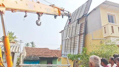 ಹನುಮಂತಾಪುರದಲ್ಲಿ ಗಾಳಿಮಳೆಗೆ ಹಾರಿಹೋದ ಛಾವಣಿಯನ್ನು ಕ್ರೇನ್​ ಬಳಸಿ ಮೇಲೆತ್ತುತ್ತಿರುವುದು.