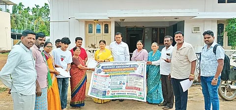 ಅಗರದಹಳ್ಳಿಯಲ್ಲಿ ಎಸ್‌ಐಆರ್ ಮತದಾರರ ಪಟ್ಟಿ ಪರಿಷ್ಕರಣೆಗೆ ಬ್ಲಾಕ್ ಕಾಂಗ್ರೆಸ್ ಅಧ್ಯಕ್ಷ ಸಿ.ಹನುಮಂತು ಚಾಲನೆ ನೀಡಿದರು. ಮಮತಾ, ಈರಮ್ಮ, ಗಿರೀಶ್ ಇತರರಿದ್ದರು.
