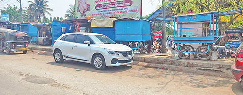 ಹಾನಗಲ್ಲನಲ್ಲಿ ಫುಟ್​ಪಾತ್ Business in footpath ಆಕ್ರಮಿಸಿರುವ ಗೂಡಂಗಡಿಗಳು.