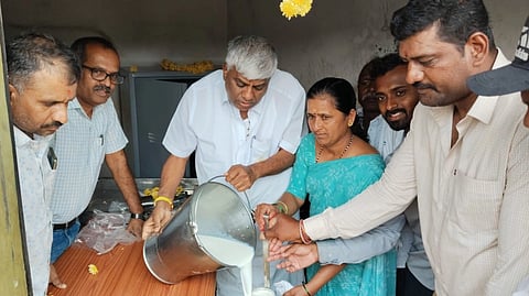 ಹೊಳೆನರಸೀಪುರ ತಾಲೂಕಿನ ಬೆಟ್ಟದ ಸಾತ್ಯನಹಳ್ಳಿ ಗ್ರಾಮದಲ್ಲಿ ಹಾಲಿನ ಡೇರಿಯನ್ನು ಶಾಸಕ ಎಚ್.ಡಿ.ರೇವಣ್ಣ ಉದ್ಘಾಟಿಸಿದರು. ಡೇರಿ ವಿಸ್ತರಣಾಧಿಕಾರಿ ಪುರುಷೋತ್ತಮ್, ಗ್ರಾಮದ ಮಲ್ಲೇಶ್ ಚಂದ್ರಪ್ಪ ಬಸಪ್ಪ ಇದ್ದರು. 