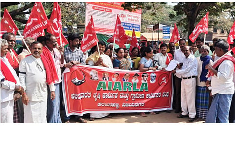 ಹರಪನಹಳ್ಳಿಯಲ್ಲಿ ಅಖಿಲ ಭಾರತ ಕೃಷಿ ಮತ್ತು ಗ್ರಾಮೀಣ ಕಾರ್ಮಿಕರ ಸಂಘ ಮತ್ತು ಸಿಪಿಐಎಂಎಲ್‌ದಿಂದ ಗ್ರೇಡ್-2 ತಹಸೀಲ್ದಾರ್ ನಟರಾಜ್‌ಗೆ ಮನವಿ ಸಲ್ಲಿಸಲಾಯಿತು. ಸಿಪಿಐಎಂಎಲ್ ತಾಲೂಕು ಕಾರ್ಯದರ್ಶಿ ಗುಳೇದಹಟ್ಟಿ ಸಂತೋಷ, ಎಐಸಿಸಿಟಿಯು ಸದಸ್ಯರಾದ ಮಹಮ್ಮದ್ ರಫಿ, ಇಬ್ರಾಹಿಂ ಸಾಬ್, ಬಾಗಳಿ ರೇಣುಕಮ್ಮ, ಕಲೀಮ್ ಇತರರಿದ್ದರು.
