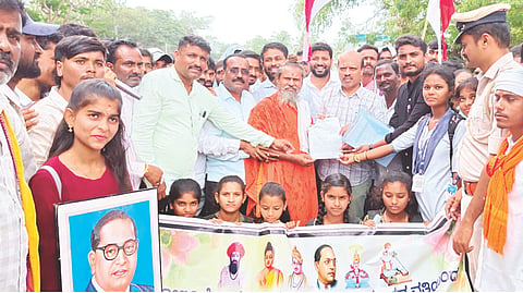 ಹರಪನಹಳ್ಳಿಯಲ್ಲಿ ಕೊಲಂಬೋ ಸಮುದಾಯ ತಹಸೀಲ್ದಾರ್ ಬಿ.ವಿ.ಗಿರೀಶ್ ಬಾಬುಗೆ ಮನವಿ ಸಲ್ಲಿಸಿತು. ಗೋರ್ ಸೇನಾ ಜಿಲ್ಲಾಧ್ಯಕ್ಷ ರಾಜುನಾಯ್ಕ, ಕೊರಚ ಸಮಾಜ ತಾಲೂಕು ಅಧ್ಯಕ್ಷ ಹೊನ್ನಪ್ಪ, ಪ್ರಮುಖರಾದ ಪ್ರಕಾಶ್ ಮಹಾರಾಜ್, ಎಸ್.ಪಿ. ಲಿಂಬ್ಯಾನಾಯ್ಕ, ಅಗ್ರಹಾರ ಅಶೋಕ, ಶಿರಗಾನಹಳ್ಳಿ ವಿಶ್ವನಾಥ, ಅಗ್ರಹಾರ ರವಿ, ಸತೀಶ್ ನಾಯ್ಕ, ಕಿರಣ್ ನಾಯ್ಕ, ಎಚ್.ಜಗದೀಶ್ ನಾಯ್ಕ ಇತರರಿದ್ದರು.