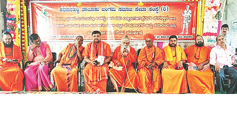 ಅರಸೀಕೆರೆ ಕೋಲಶಾಂತೇಶ್ವರ ಮಠದ ಆವರಣದಲ್ಲಿ ಪ್ರತಿಭಾ ಪುರಸ್ಕಾರ ಹಾಗೂ ಪದಾಧಿಕಾರಿಗಳ ಆಯ್ಕೆ, ಮಠಾಧಿಪತಿಗಳಿಗೆ ಗೌರವ ಸಮರ್ಪಣೆ ಕಾರ್ಯಕ್ರಮ ಹಮ್ಮಿಕೊಳ್ಳಲಾಗಿತ್ತು. ಕ್ಯಾರಕಟ್ಟೆ ಅಜ್ಜಯ್ಯ ಸ್ವಾಮಿ, ಮುತ್ತಿಗಿ ಶಿವಯೋಗಿ ಅಜ್ಜಯ್ಯ ಹಾಲಸ್ವಾಮಿ, ಬೆಣ್ಣಿಹಳ್ಳಿ ಪಂಚಾಕ್ಷರ ಶಿವಾಚಾರ್ಯರು, ಜಂಗಮ ಸಮಾಜದ ಜಿಲ್ಲಾ ಪ್ರಧಾನ ಕಾರ್ಯದರ್ಶಿ ಮಲ್ಲಿಕಾರ್ಜುನ ಸ್ವಾಮಿ ಕಲ್ಮಠ ಇತರರಿದ್ದರು.