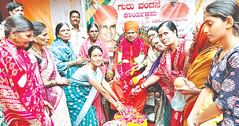 ಹುಲಸೂರಿನ ಗುರು ಬಸವೇಶ್ವರ ಸಂಸ್ಥಾನ ಮಠದಲ್ಲಿ ಗುರುಪೂರ್ಣಿಮೆ ನಿಮಿತ್ತ ಬುಧವಾರ ಆಯೋಜಿಸಿದ್ದ ಕಾರ್ಯಕ್ರಮದಲ್ಲಿ ಶ್ರೀ ಡಾ.ಶಿವಾನಂದ ಸ್ವಾಮೀಜಿ ಅವರನ್ನು ಭಕ್ತಾದಿಗಳು ಸನ್ಮಾನಿಸಿ ಗೌರವಿಸಿದರು. ರೇಖಾ ಕಾಡಾದಿ, ಶ್ರೀದೇವಿ ಕೋರೆ, ಶೋಭಾವತಿ ನೀಲಂಗೆ, ಪ್ರಭಾವತಿ ಸ್ವಾಮಿ ಸೇರಿದಂತೆ ಅನೇಕರು ಉಪಸ್ಥಿತರಿದ್ದರು.