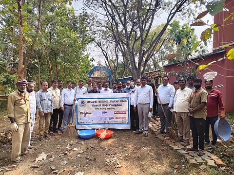 ಗುಂಡ್ಲುಪೇಟೆಯ ನ್ಯಾಯಾಲಯಗಳ ಸಂಕೀರ್ಣ ಮತ್ತು ಸುತ್ತಲಿನ ಪರಿಸರದಲ್ಲಿ ಶುಕ್ರವಾರ ಸ್ವಚ್ಛತಾ ಕಾರ್ಯ ನಡೆಸಲಾಯಿತು.