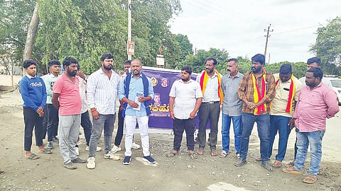 ಗುಂಡ್ಲುಪೇಟೆ ತಾಲೂಕಿನ ಗರಗನಹಳ್ಳಿ ಗೇಟ್ ಸಮೀಪ ಜಾರಕಿಹೊಳಿ ಬ್ರಿಗೇಡ್ ವತಿಯಿಂದ ಪ್ರತಿಭಟನೆ ನಡೆಸಲಾಯಿತು. ಗೋವಿಂದ ನಾಯಕ್, ರಾಜೇಂದ್ರ ವಿ ನಾಯಕ್, ಮೋನಿಷ್, ಧನುಷ್ ಗೌಡ, ರವಿ ಬಾಂಡ್, ಕೆಂಪ , ಅರುಣ್ ನಾಯಕ್, ಮನೋಜ್ ಪಿ.ನಾಯಕ್, ಸುಕೃತ್, ಯಶ್ವಂತ್ ಇತರರು ಇದ್ದರು.