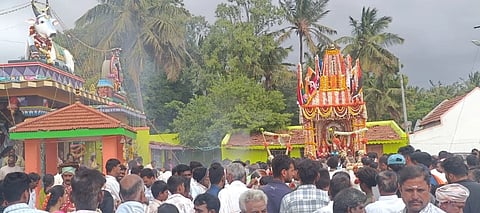 ಗುಂಡ್ಲುಪೇಟೆ ತಾಲೂಕಿನ ಬರಗಿ ಗ್ರಾಮದಲ್ಲಿ ಕಸಕಲಪುರ ಮಾರಮ್ಮನವರ ಉತ್ಸವಮೂರ್ತಿಯನ್ನು ವಿಜೃಂಭಣೆಯಿಂದ ಮೆರವಣಿಗೆ ಮಾಡಲಾಯಿತು. ಗ್ರಾಮಸ್ಥರು ಹಾಗೂ ಅಕ್ಕಪಕ್ಕದ ಗ್ರಾಮಗಳ ಭಕ್ತರು ಇದ್ದರು.