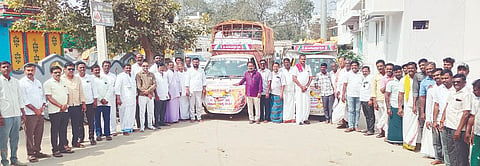 ಕಾಗಿನೆಲೆ ಮಹಾಸಂಸ್ಥಾನ ಕನಕ ಗುರುಪೀಠದ ಶ್ರೀ ಸಿದ್ದರಾಮಾನಂದಪುರಿ ಮಹಾಸ್ವಾಮಿಗಳ ನುಡಿನಮನ ಕಾರ್ಯಕ್ರಮದ ದಾಸೋಹಕ್ಕೆ ತಾಲೂಕು ಕುರುಬ ಸಮಾಜದಿಂದ 75ಕ್ವಿಂಟಾಲ್ ಅಕ್ಕಿಯನ್ನು ಶುಕ್ರವಾರ ಕಳುಹಿಸಲಾಯಿತು. ಪ್ರಮುಖರಾದ ಹನುಮಂತಪ್ಪ ಶಾಲಿಗನೂರು, ನಿವೃತ್ತ ಪಿಎಸ್‌ಐ ಕೆ.ಮಲ್ಲಪ್ಪ, ಪುರಸಭೆ ಮಾಜಿ ಅಧ್ಯಕ್ಷ ಶರಣೇಶ ಸಾಲೋಣಿ, ಡಾ. ಶರಣಪ್ಪ ಮಾವಿಮಡಗು ಇತರರಿದ್ದರು.