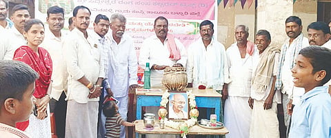 ಕಂಪ್ಲಿ ಸಮೀಪದ ಮಾವಿನಹಳ್ಳಿಯಲ್ಲಿ ಮಹಾತ್ಮಗಾಂಧಿ ಪುಣ್ಯಸ್ಮರಣೋತ್ಸವ ನಿಮಿತ್ತ ಆಯೋಜಿಸಿದ್ದ ಸಾಂಸ್ಕೃತಿಕ ಕಾರ್ಯಕ್ರಮಕ್ಕೆ ಭಜನಾ ಕಲಾವಿದ ಎಸ್.ಕರಿಬಸಪ್ಪ ತಬಲಾ ಬಾರಿಸುವ ಮೂಲಕ ಚಾಲನೆ ನೀಡಿದರು. 
