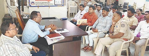 ಕಂಪ್ಲಿ ತಹಸಿಲ್ ಕಚೇರಿ ಸಭಾಂಗಣದಲ್ಲಿ ಬಾಲ ಕಾರ್ಮಿಕ ಯೋಜನೆಯ ಯೋಜನಾ ನಿರ್ದೇಶಕ ಎ.ಮೌನೇಶ್ ಅಧ್ಯಕ್ಷತೆಯಲ್ಲಿ ಟಾಸ್ಕ್‌ಫೋರ್ಸ್ ಸಭೆ ನಡೆಯಿತು. 