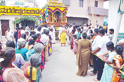 ಕೊಳ್ಳೇಗಾಲ ಪಟ್ಟಣದಲ್ಲಿ ಶ್ರೀ ಮೀನಾಕ್ಷೀ ಸಮೇತ ಶ್ರೀ ಮರಳೇಶ್ವರಸ್ವಾಮಿ ಬ್ರಹ್ಮ ರಥೋತ್ಸವ  ನೂರಾರು ಭಕ್ತರ ಸಮ್ಮುಖದಲ್ಲಿ ನೆರವೇರಿತು.