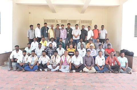 ಕೊಳ್ಳೇಗಾಲ ಪ್ರವಾಸಿ ಮಂದಿರದಲ್ಲಿ  ತಾಲೂಕು ಛಾಯಾ ಚಿತ್ರ ಗ್ರಾಹಕರ ಸಂಘದಿಂದ ಕಾರ್ಮಿಕ ದಿನಾಚರಣೆ ಮಾಡಲಾಯಿತು.ಜಯ ಪ್ರಕಾಶ್, ಸರದಾರ್ ಪಾಷ, ರೋಷನ್ ಕುಮಾರ್ ಇತರರಿದ್ದರು. 