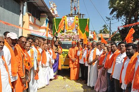 ಕೊಳ್ಳೇಗಾಲದ ಕಾವೇರಿ ರಸ್ತೆಯಲ್ಲಿರುವ ರಾಮಮಂದಿರ ಮುಂಭಾಗ ಶೋಭಾಯಾತ್ರೆಗೆ ಮುಡಿಗುಂಡ ವಿರಕ್ತ ಮಠದ ಶ್ರೀಕಂಠ ಸ್ವಾಮೀಜಿ ಚಾಲನೆ ನೀಡಿದರು. ರಮೇಶ್ ಮೂರಾರಿ, ಅಚ್ಗಾಳ್ ನಾಗರಾಜಯ್ಯ, ಸ್ವಾಮಿ ಮರಳಾಪುರ, ಎಸ್.ಬಾಲರಾಜು, ರಾಘವನ್ ಇತರರು ಇದ್ದರು.