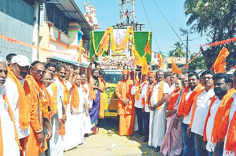 ಕೊಳ್ಳೇಗಾಲದ ಕಾವೇರಿ ರಸ್ತೆಯಲ್ಲಿರುವ ರಾಮಮಂದಿರ ಮುಂಭಾಗ ಶೋಭಾಯಾತ್ರೆಗೆ ಮುಡಿಗುಂಡ ವಿರಕ್ತ ಮಠದ ಶ್ರೀಕಂಠ ಸ್ವಾಮೀಜಿ ಚಾಲನೆ ನೀಡಿದರು. ರಮೇಶ್ ಮೂರಾರಿ, ಅಚ್ಗಾಳ್ ನಾಗರಾಜಯ್ಯ, ಸ್ವಾಮಿ ಮರಳಾಪುರ, ಎಸ್.ಬಾಲರಾಜು, ರಾಘವನ್ ಇತರರು ಇದ್ದರು.