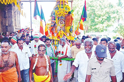 ತಾಲೂಕಿನ ಶಿವನಸಮುದ್ರ ಗ್ರಾಮದಲ್ಲಿ ಸೋಮವಾರ ಶ್ರೀ ಮೀನಾಕ್ಷಿ ಸಮೇತ ಸೋಮೇಶ್ವರ ಬ್ರಹ್ಮರಥೋತ್ಸವ ಶ್ರದ್ಧಾ-ಭಕ್ತಿಯಿಂದ ನೆರವೇರಿತು.