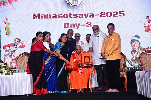 ಕೊಳ್ಳೇಗಾಲ ಪಟ್ಟಣದ ಮಾನಸ ಶಿಕ್ಷಣ ಸಂಸ್ಥೆಯಲ್ಲಿ ಭಾನುವಾರ ಆಯೋಜಿಸಿದ್ದ ಮಾನೋಸೋತ್ಸವ 2025ರಲ್ಲಿ ಸಮಾರೋಪ ಸಮಾರಂಭ ಮತ್ತು ಗುರುವಂದನಾ ಸಮಾರಂಭದಲ್ಲಿ ಸಂಸ್ಥೆಯ ಆಡಳಿತ ಮಂಡಳಿ ವಾಟಾಳು ವೀರ ಸಿಂಹಾಸನ ಮಠದ ಶ್ರೀ ಡಾ. ಸಿದ್ದಲಿಂಗ ಶಿವಾಚಾರ್ಯ ಸ್ವಾಮೀಜಿ ಸನ್ಮಾನಿಸಿ ಆರ್ಶೀವಾದ ಪಡೆದರು. ಎಸ್.ದತ್ತೇಶ್‌ಕುಮಾರ್, ಎಸ್.ನಾಗರಾಜು, ಪ್ರೊ.ಎಸ್.ಪ್ರಕಾಶ್‌ಗೌಡ, ರೂಪಾ ದತ್, ಶೇಖರ ಶಾಸ್ತ್ರಿ ಇದ್ದರು.