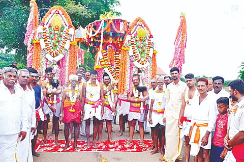 ಕೊಳ್ಳೇಗಾಲದ ಲಿಂಗಣಾಪುರ ಬಡಾವಣೆಯಲ್ಲಿ ಸೋಮವಾರ ವೀರಶೈವ ಲಿಂಗಾಯತ ಸಮುದಾಯ ವತಿಯಿಂದ ಶ್ರೀ ಕ್ಷೇತ್ರ ಕುರುಬನಕಟ್ಟೆ ಕಂಡಾಯ ಉತ್ಸವ ವಿಜೃಂಭಣೆಯಿಂದ ನೆರವೇರಿತು.