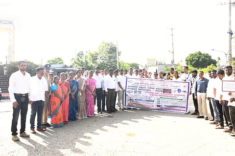 ಕೊಳ್ಳೇಗಾಲದ ಅಂಬೇಡ್ಕರ್ ಪ್ರತಿಮೆ ಮುಂಭಾಗ ಮಂಗಳವಾರ ಜಿಲ್ಲಾಡಳಿತ, ಜಿಲ್ಲಾ ಪಂಚಾಯತ್, ತಾಲೂಕು ಆಡಳಿತ ಮತ್ತು ತಾಲೂಕು ಸ್ವೀಪ್ ಸಮಿತಿ ವತಿಯಿಂದ ಆಯೋಜಿಸಿದ್ದ ಮತದಾರರ ಪಟ್ಟಿ ವಿಶೇಷ ಸಮಗ್ರ ಪರಿಷ್ಕರಣೆ ಜಾಥಾ ಕಾರ್ಯಕ್ರಮಕ್ಕೆ ತಾಪಂ ಇಒ ಕುಮಾರ್ ಚಾಲನೆ ನೀಡಿದರು. ಬಿಇಒ ಎಂ. ಮಂಜುಳಾ, ಸಹಾಯಕ ಲೆಕ್ಕಾಧಿಕಾರಿ ರಾಜಣ್ಣ ಮತ್ತು ಕಂದಾಯ ಇಲಾಖೆ ಅಧಿಕಾರಿಗಳು ಇದ್ದರು. 