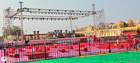 ಒನಕೆ ಓಬವ್ವ ಉತ್ಸವಕ್ಕಾಗಿ ಗುಡೇಕೋಟೆಯಲ್ಲಿ ಬೃಹತ್ ವೇದಿಕೆ ಸಿದ್ಧಪಡಿಸಿರುವುದು. 
