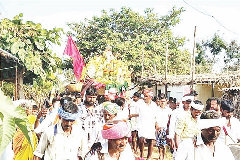 ಕಾನಹೊಸಹಳ್ಳಿ ಸಮೀಪದ ಕುರಿಹಟ್ಟಿ ಗ್ರಾಮದ ಹತ್ತಿರದ ತುಮಲುನಲ್ಲಿ ಶ್ರೀ ಮಾರಿಕಾಂಬಾ ದೇವಿ ಮೂರ್ತಿ ಮೆರವಣಿಗೆ ಮಾಡಲಾಯಿತು.