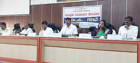 ಚಿತ್ರ ೩೦ ಕೆ.ಎಲ್.ಆರ್. ೦೬ : ಜಿಲ್ಲಾ ಪಂಚಾಯ್ತಿ ಸಭಾಂಗಣದಲ್ಲಿ ತಾಲ್ಲೂಕು ಪಂಚಾಯ್ತಿಯ ಪ್ರಗತಿ ಪರಿಶೀಲನೆ ಸಭೆಯಲ್ಲಿ ಮಾತನಾಡಿದ ಶಾಸಕ ಕೊತ್ತೂರು ಮಂಜುನಾಥ್, ಎಂಎಲ್‌ಸಿ ಅನಿಲ್‌ಕುಮಾರ್, ತಹಶೀಲ್ದಾರ್ ನಯನ ಮುಂತಾದವರು ಇದ್ದರು. 