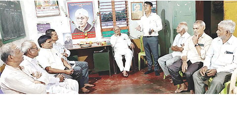 ಕಂಪ್ಲಿಯಲ್ಲಿ ರಾಷ್ಟ್ರೀಯ ಬಸವದಳ ತಾಲೂಕು ಘಟಕದಿಂದ ಆಯೋಜಿಸಿದ್ದ ಫ.ಗು.ಹಳಕಟ್ಟಿ ಸಂಸ್ಮರಣೋತ್ಸವ ಕಾರ್ಯಕ್ರಮದಲ್ಲಿ ಶಿಕ್ಷಕ ಡಾ.ಬಿ.ಸುನೀಲ್ ಮಾತನಾಡಿದರು. ಪ್ರಮುಖರಾದ ಕೆ.ಎಂ.ಹೇಮಯ್ಯಸ್ವಾಮಿ, ಬಿ.ಎಂ.ರುದ್ರಯ್ಯ, ಅಶೋಕ ಕುಕನೂರು, ಎಸ್.ರಾಮಪ್ಪ, ಮರಿಶೆಟ್ರು ಸುರೇಶ್ ಇತರರಿದ್ದರು.