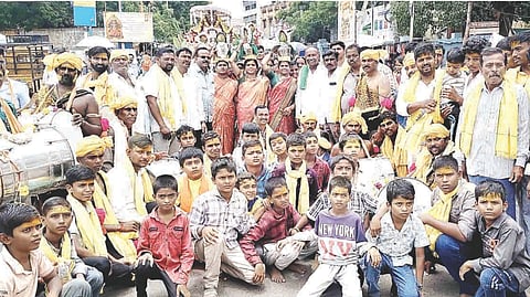 ಕಂಪ್ಲಿಯಲ್ಲಿ ಬೀರಲಿಂಗೇಶ್ವರ ಗಂಗೆಸ್ಥಳ ಮೆರವಣಿಗೆ ನಡೆಯಿತು. ಪ್ರಮುಖರಾದ ಬಿ.ವಸಂತಕುಮಾರ್, ಕುರಿ ಹುಸೇನಪ್ಪ, ಕುರಿ ಸಿದ್ದಪ್ಪ, ಕೆ.ಯಮನೂರಪ್ಪ, ಬಳ್ಳಾರಿ ಶೇಖರಪ್ಪ ಇತರರಿದ್ದರು.