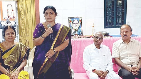 ಕಂಪ್ಲಿಯಲ್ಲಿ ಗೊಗ್ಗ ಮಹಾದೇವಮ್ಮ ಸ್ಮರಣಾರ್ಥ ಆಯೋಜಿಸಿದ್ದ ಹುಣ್ಣಿಮೆ ಕಾರ್ಯಕ್ರಮದಲ್ಲಿ ಶಿಕ್ಷಕಿ ಜ್ಯೋತಿ ಇಟಗಿ ಮಾತನಾಡಿದರು. ಪ್ರಮುಖರಾದ ಡಾ.ಮೃತ್ಯುಂಜಯ ರುಮಾಲೆ, ಕಲ್ಗುಡಿ ನಾಗರತ್ನ, ಗೊಗ್ಗ ಚನ್ನಬಸವರಾಜ ಇದ್ದರು.