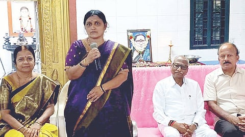 ಕಂಪ್ಲಿಯಲ್ಲಿ ಗೊಗ್ಗ ಮಹಾದೇವಮ್ಮ ಸ್ಮರಣಾರ್ಥ ಆಯೋಜಿಸಿದ್ದ ಹುಣ್ಣಿಮೆ ಕಾರ್ಯಕ್ರಮದಲ್ಲಿ ಶಿಕ್ಷಕಿ ಜ್ಯೋತಿ ಇಟಗಿ ಮಾತನಾಡಿದರು. ಪ್ರಮುಖರಾದ ಡಾ.ಮೃತ್ಯುಂಜಯ ರುಮಾಲೆ, ಕಲ್ಗುಡಿ ನಾಗರತ್ನ, ಗೊಗ್ಗ ಚನ್ನಬಸವರಾಜ ಇದ್ದರು.