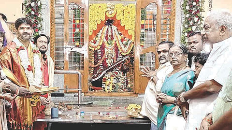 ಕಂಪ್ಲಿಯ ಶ್ರೀ ರಾಘವೇಂದ್ರಸ್ವಾಮಿ ಶಾಖಾಮಠದಲ್ಲಿ ಮಧ್ಯಾರಾಧನೆ ನಿಮಿತ್ತ ರಾಯರ ಬೃಂದಾವನ್ನು ಪುಷ್ಪಗಳಿಂದ ಅಲಂಕರಿಸಲಾಗಿತ್ತು. ಶಾಸಕ ಜೆ.ಎನ್.ಗಣೇಶ್, ಮಠದ ವಿಚಾರಣಾಕರ್ತ ಟಿ.ಕೊಟ್ರೇಶ, ವ್ಯವಸ್ಥಾಪಕ ಪುರುಷೋತ್ತಮಾಚಾರ್ ಇದ್ದರು. 