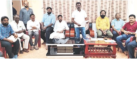 ಕಂಪ್ಲಿಯಲ್ಲಿ ಹಿಂದು ಸಮ್ಮೇಳನ ಸಮಿತಿ ಪದಾಧಿಕಾರಿಗಳ ಸಭೆಯಲ್ಲಿ ತಾಲೂಕು ಅಧ್ಯಕ್ಷ ಎನ್.ಎಂ.ಪತ್ರೆಯ್ಯಸ್ವಾಮಿ ಮಾತನಾಡಿದರು. ಪದಾಧಿಕಾರಿಗಳಾದ ಡಿ.ವಿ.ಸತ್ಯನಾರಾಯಣ, ಜಿ.ಶ್ರೀನಿವಾಸ, ಬಿ.ಎಂ.ಕರಿಬಸಯ್ಯಸ್ವಾಮಿ, ವೀರೇಶ ಇತರರಿದ್ದರು.