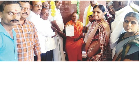 ಪ್ರತಿ ವರ್ಷ ಗ್ರಾಮಕ್ಕೆ ಪಾದಯಾತ್ರೆ ಆಗಮಿಸಲಿ ಎಂದು ನಂ.10 ಮುದ್ದಾಪುರ ಗ್ರಾಮದಲ್ಲಿ ದೇವಾಂಗ ಜಗದ್ಗುರು ಶ್ರೀ ದಯಾನಂದಪುರಿ ಸ್ವಾಮೀಜಿಗೆ ಸಮುದಾಯದವರು ಮನವಿ ಸಲ್ಲಿಸಿದರು. ದೇವಾಂಗ ಸಮಾಜದ ಸ್ಥಳೀಯ ಘಟಕದ ಅಧ್ಯಕ್ಷ ಕೆ.ಕೊಮಾರೆಪ್ಪ, ಪದಾಧಿಕಾರಿಗಳಾದ ಬುದ್ಧಿ ಶ್ರೀನಿವಾಸಪ್ಪ, ಗಂಜಿ ಮಂಜುನಾಥ, ಕನಕ ಬಸವರಾಜ, ಪಿ.ಮಂಜುನಾಥ ಇತರರಿದ್ದರು.