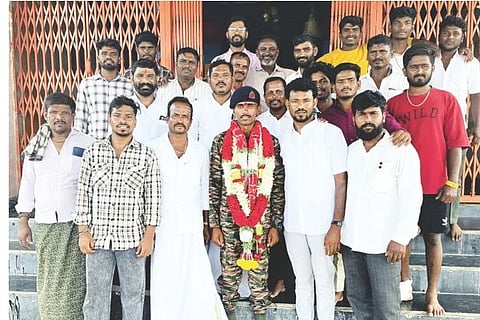 ಗುಡದೂರು ಗ್ರಾಮದ ಸಂಜೀವ್ ಗೌಡ ಅಗ್ನಿವೀರ್ ತರಬೇತಿ ಮುಗಿಸಿ ಬಂದ ಹಿನ್ನೆಲೆಯಲ್ಲಿ ಗ್ರಾಮಸ್ಥರು ಸನ್ಮಾನಿಸಿದರು. ಪ್ರಮುಖರಾದ ಕನಕಪ್ಪ ಯಾದವ್, ಹಿರೇ ಹನುಮಂತಪ್ಪ, ಭೀಮನಗೌಡ, ಯಂಕಣ್ಣ ಕನ್ನಾಳ, ಹನುಮೇಶ ಕೋರಿ, ಯಮನಗೌಡ ಇತರರಿದ್ದರು.