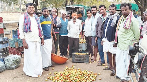 ಕನಕಗಿರಿ ಎಪಿಎಂಸಿ ಹರಾಜಿಗೆ ತಂದಿದ್ದ ಟೊಮ್ಯಾಟೊ ಹಣ್ಣುಗಳನ್ನು ರೈತರು ರಸ್ತೆಗೆ ಸುರಿದು ಆಕ್ರೋಶ ವ್ಯಕ್ತಪಡಿಸಿದರು. ರೈತರಾದ ಕನಕಪ್ಪ, ಬಸವರಾಜ ಚನ್ನಳ್ಳಿ, ಹನುಮೇಶ ಇತರರಿದ್ದರು.
