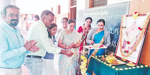  ಕೆ.ಆರ್.ನಗರ ಪಟ್ಟಣದ ಜೆಎಸ್‌ಎಸ್ ಪ್ರೌಢಶಾಲೆಯಲ್ಲಿ ಆಯೋಜಿಸಿದ್ದ ರಸಪ್ರಶ್ನೆ ಕಾರ್ಯಕ್ರಮವನ್ನು ಕ್ಷೇತ್ರ ಸಮನ್ವಯಾಧಿಕಾರಿ ವೆಂಕಟೇಶ್ ಉದ್ಘಾಟಿಸಿದರು.ಡಿ.ಆರ್.ಕಾತ್ಯಾಯಿಣಿ, ಮಹೇಶ್ ಜಿ.ಬಳಿಗಾರ್, ಶ್ವೇತಾರಾಣಿ, ನಳಿನಾ, ಶೈಲಾ ಇದ್ದರು.