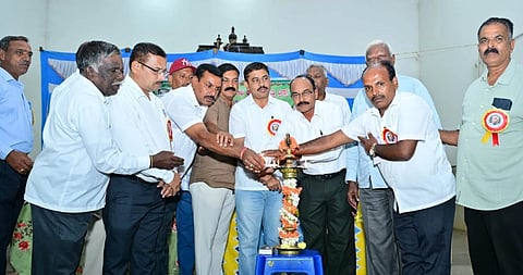 ಕೆ.ಆರ್.ನಗರದಲ್ಲಿ ಕುವೆಂಪು ಬಡಾವಣೆ ನಿವಾಸಿಗಳ ಕ್ಷೇಮಾಭಿವೃದ್ಧಿ ಟ್ರಸ್ಟ್ ವತಿಯಿಂದ ಆಯೋಜಿಸಿದ್ದ ಕುವೆಂಪು ಜಯಂತಿ, ಪ್ರತಿಭಾ ಪುರಸ್ಕಾರ ಹಾಗೂ ಸಾಧಕರಿಗೆ ಸನ್ಮಾನ ಕಾರ್ಯಕ್ರಮವನ್ನು ನವನಗರ ಅರ್ಬನ್ ಕೋ-ಆಪರೇಟಿವ್ ಬ್ಯಾಂಕಿನ ಅಧ್ಯಕ್ಷ ಕೆ.ಎನ್.ಬಸಂತ್ ಉದ್ಘಾಟಿಸಿದರು.ಡಾ.ಮಾಲೇಗೌಡ, ವೀರಭದ್ರಾಚಾರ್, ಸಿ.ಕೆ.ರವೀಂದ್ರ, ಜಿ.ಪಿ.ಮಂಜು, ಗಾರೆ ಮಂಜಣ್ಣ ಇನ್ನಿತರರು ಇದ್ದರು.