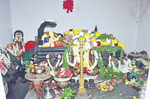 ವೈಕುಂಠ ಏಕಾದಶಿ ಪ್ರಯುಕ್ತ ತಾಲೂಕಿನ ಶಿವನ ಸಮುದ್ರ ಗ್ರಾಮದಲ್ಲಿರುವ ಶ್ರೀ ಮಧ್ಯರಂಗನಾಥಸ್ವಾಮಿಗೆ ಮಂಗಳವಾರ ವಿವಿಧ ಹೂವಿನಿಂದ ಅಲಂಕರಿಸಲಾಗಿತ್ತು.
