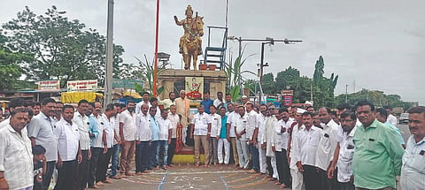 ಲೋಕಾಪುರ ಪಟ್ಟಣದ ಬಸವೇಶ್ವರ ವೃತ್ತದಲ್ಲಿ ನಿಜಶರಣ ಹಡಪದ ಅಪ್ಪಣ್ಣ ಜಯಂತಿಯನ್ನು ಅದ್ದೂರಿಯಾಗಿ ಆಚರಿಸಲಾಯಿತು. ಎಸ್.ಎನ್.ಹಿರೇಮಠ, ವಿ.ಎಂ.ತೆಗ್ಗಿ, ಲೋಕಣ್ಣ ಕತ್ತಿ, ಪ್ರಕಾಶ ಚುಳಕಿ, ಗೋವಿಂದಪ್ಪ ಕೌಲಗಿ, ರವಿ ಹಡಪದ, ಸದಾಶಿವ ನಾವಿ ಇತರರಿದ್ದರು.