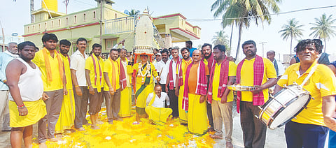 ಮಾಲೂರು ತಾಲೂಕು Karaga ಎಚ್​.ಹೊಸಕೋಟೆ ಗ್ರಾಪಂ ವ್ಯಾಪ್ತಿಯ ಪುರ ಗ್ರಾಮದಲ್ಲಿ ಶ್ರೀ ದ್ರೌಪದಾಂಬ ದೇವಿ ಕರಗ ಉತ್ಸವದ ಅಂಗವಾಗಿ ಕರಗದ ಪೂಜಾರಿ ಹರೀಶ್​ ಅವರು ಮನೆಗಳ ಹತ್ತಿರ ಹೋಗಿ ಪೂಜೆ ಸ್ವೀಕರಿಸಿದರು. ಜೆಡಿಎಸ್​ ಮುಖಂಡ ಹೂಡಿ ವಿಜಯ್​ಕುಮಾರ್​, ಗ್ರಾಪಂ ಮಾಜಿ ಅಧ್ಯಕ್ಷ ನಾರಾಯಣಸ್ವಾಮಿ, ಆರ್​.ನಾಗರಾಜು, ಕೆ.ಆನಂದ್​, ಮುಖಂಡರಾದ ಕೆ.ನಾಗರಾಜು, ಆರ್​.ಕೃಷ್ಣ ಇದ್ದರು.