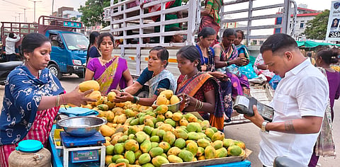 ಲಿಂಗಸುಗೂರು ಬಸ್ ನಿಲ್ದಾಣ ಸರ್ಕಲ್‌ನಲ್ಲಿ ಮಾವಿನ ಹಣ್ಣು ಖರೀದಿಸುತ್ತಿರುವ ಜನರು. 