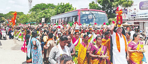 ಲಿಂಗಸುಗೂರಿನಲ್ಲಿ ಪಂಚಮುಖಿ ಆಂಜನೇಯಸ್ವಾಮಿ ಮೂರ್ತಿ ಮೆರವಣಿಗೆ ನಡೆಯಿತು. 