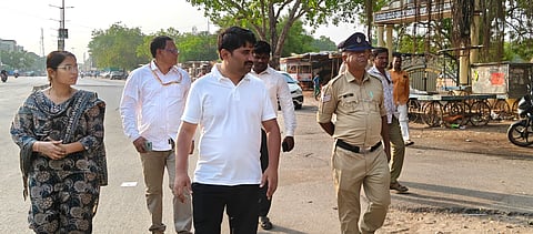 ಲಿಂಗಸುಗೂರಿನಲ್ಲಿ ರಸ್ತೆ ಬದಿ ನಿರ್ಮಿಸಿಕೊಂಡಿರುವ ಡಬ್ಬಾ ಅಂಗಡಿಗಳಿಗೆ ಸಹಾಯಕ ಆಯುಕ್ತ ಬಸವಣೆಪ್ಪ ಕಲಶೆಟ್ಟಿ ಭೇಟಿ ನೀಡಿ ಪರಿಶೀಲಿಸಿದರು. ಪುರಸಭೆ ಮುಖ್ಯಾಧಿಕಾರಿ ನಟರಾಜ, ಪರಿಸರ ಅಧಿಕಾರಿ ಗಿರಿಜಾ, ಪೊಲೀಸರು ಇದ್ದರು.