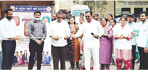 ಲಿಂಗಸುಗೂರು ಸಾರ್ವಜನಿಕ ಆಸ್ಪತ್ರೆಯಲ್ಲಿ ವ್ಯಸನಬಿಡಿ ಬದುಕು ಗೆಲ್ಲಿ ಜಾಗೃತಿ ನಾಟಕ, ಜಾಥಾ ಕಾರ್ಯಕ್ರಮವನ್ನು ಮುಖ್ಯ ವೈದ್ಯಾಧಿಕಾರಿ ರುದ್ರಗೌಡ ಪಾಟೀಲ್ ಉದ್ಘಾಟಿಸಿದರು. ಡಾ.ಸಂಜೀವರೆಡ್ಡಿ, ಡಾ.ನೀಲಕಂಠ, ಡಾ.ಶ್ರೀನಿಧಿ ಮನಗೂಳಿ ಇತರರಿದ್ದರು.