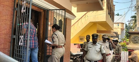 ಕೊಟ್ಟೂರು ಪಟ್ಟಣದ ಎಲ್.ಬಿ.ಬಡಾವಣೆಯಲ್ಲಿನ ಅಕ್ಷಯ ಅವರ ಬಾಡಿಗೆ ಮನೆಗೆ ಎಸ್ಪಿ ಎಸ್.ಜಾಹ್ನವಿ ಭೇಟಿ ನೀಡಿ ಪರಿಶೀಲನೆ ನಡೆಸಿದರು.